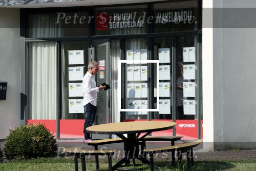 Wernhout 3 augustus 2018
Johan Vlemmix kijkt naar huizen op het park Patersven in Wernhout. Ook Patricia Paay en haar man Robert Hinfelaar hebben er een huis.