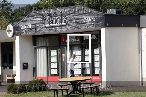 Wernhout 3 augustus 2018
Johan Vlemmix kijkt naar huizen op het park Patersven in Wernhout. Ook Patricia Paay en haar man Robert Hinfelaar hebben er een huis.