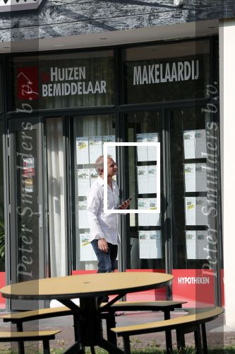 Wernhout 3 augustus 2018
Johan Vlemmix kijkt naar huizen op het park Patersven in Wernhout. Ook Patricia Paay en haar man Robert Hinfelaar hebben er een huis.