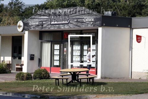 Wernhout 3 augustus 2018
Johan Vlemmix kijkt naar huizen op het park Patersven in Wernhout. Ook Patricia Paay en haar man Robert Hinfelaar hebben er een huis.