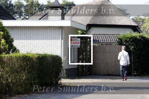 Wernhout 3 augustus 2018
Johan Vlemmix kijkt naar huizen op het park Patersven in Wernhout. Ook Patricia Paay en haar man Robert Hinfelaar hebben er een huis.