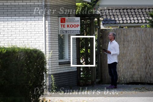Wernhout 3 augustus 2018
Johan Vlemmix kijkt naar huizen op het park Patersven in Wernhout. Ook Patricia Paay en haar man Robert Hinfelaar hebben er een huis.