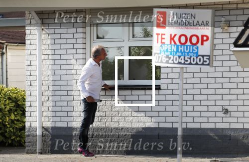 Wernhout 3 augustus 2018
Johan Vlemmix kijkt naar huizen op het park Patersven in Wernhout. Ook Patricia Paay en haar man Robert Hinfelaar hebben er een huis.