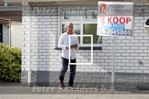 Wernhout 3 augustus 2018
Johan Vlemmix kijkt naar huizen op het park Patersven in Wernhout. Ook Patricia Paay en haar man Robert Hinfelaar hebben er een huis.