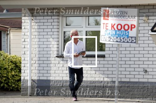 Wernhout 3 augustus 2018
Johan Vlemmix kijkt naar huizen op het park Patersven in Wernhout. Ook Patricia Paay en haar man Robert Hinfelaar hebben er een huis.