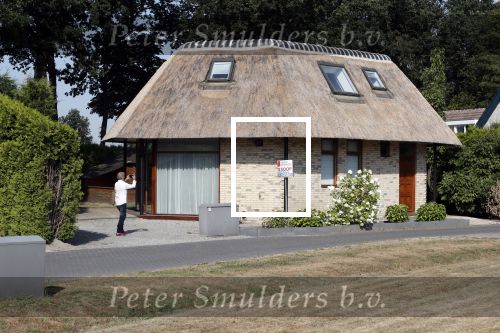 Wernhout 6 augustus 2018
Johan Vlemmix kijkt naar huizen op het park Patersven in Wernhout. Ook Patricia Paay en haar man Robert Hinfelaar hebben er een huis.
