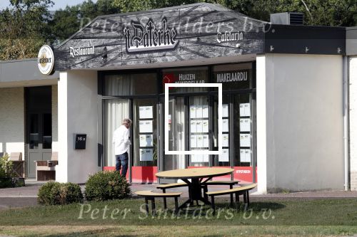 Wernhout 6 augustus 2018
Johan Vlemmix kijkt naar huizen op het park Patersven in Wernhout. Ook Patricia Paay en haar man Robert Hinfelaar hebben er een huis.