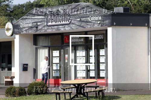 Wernhout 6 augustus 2018
Johan Vlemmix kijkt naar huizen op het park Patersven in Wernhout. Ook Patricia Paay en haar man Robert Hinfelaar hebben er een huis.