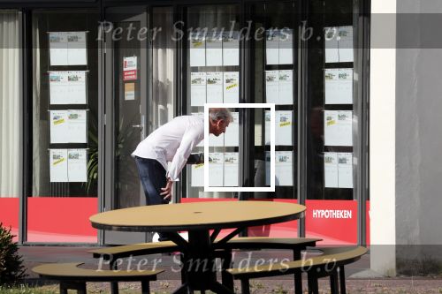 Wernhout 6 augustus 2018
Johan Vlemmix kijkt naar huizen op het park Patersven in Wernhout. Ook Patricia Paay en haar man Robert Hinfelaar hebben er een huis.