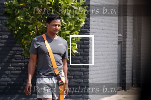 ijsselstein 1 augustus 2018
Karl Noten bij zijn praktijk .