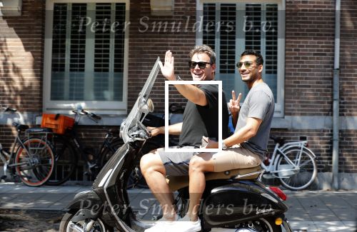 Amsterdam 3 augustus 2018
Leco v Zadelhoff en zijn partner Carlos Alberto 2 keer op 1 dag op hun vespa scooter.