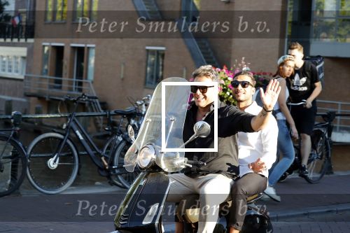 Amsterdam 3 augustus 2018
Leco v Zadelhoff en zijn partner Carlos Alberto 2 keer op 1 dag op hun vespa scooter.