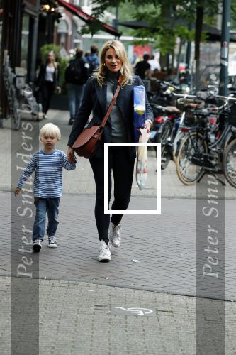 Amsterdam 29 augustus 2018
Lieke v Lexmond met haar zoontje aan het winkelen.