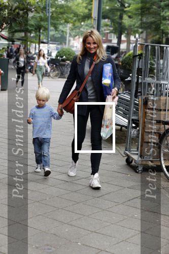 Amsterdam 29 augustus 2018
Lieke v Lexmond met haar zoontje aan het winkelen.