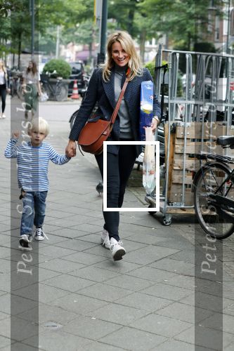 Amsterdam 29 augustus 2018
Lieke v Lexmond met haar zoontje aan het winkelen.