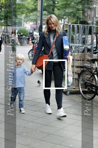 Amsterdam 29 augustus 2018
Lieke v Lexmond met haar zoontje aan het winkelen.