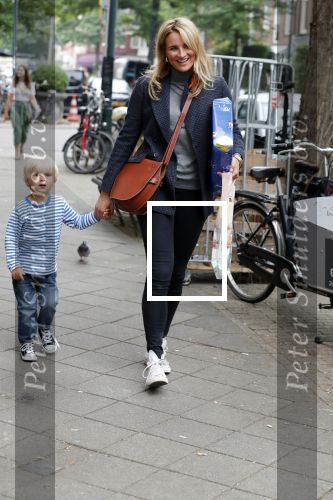 Amsterdam 29 augustus 2018
Lieke v Lexmond met haar zoontje aan het winkelen.