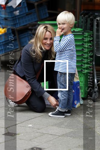 Amsterdam 29 augustus 2018
Lieke v Lexmond met haar zoontje aan het winkelen.
