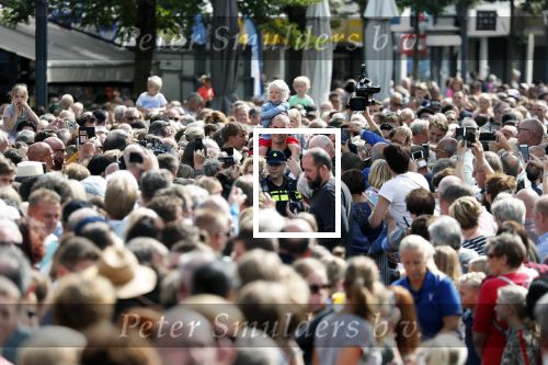 Waspik Waalwijk 26 augustus 2018
Huldiging Maarten v d Weijdenin Waalwijk en met familie bij zijn huis. Zijn vrouw Daisy en kinderen Phileine en Robien waren er natuurlijk bij.