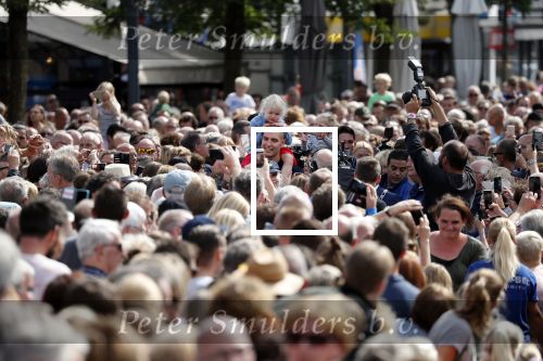 Waspik Waalwijk 26 augustus 2018
Huldiging Maarten v d Weijdenin Waalwijk en met familie bij zijn huis. Zijn vrouw Daisy en kinderen Phileine en Robien waren er natuurlijk bij.