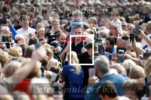 Waspik Waalwijk 26 augustus 2018
Huldiging Maarten v d Weijdenin Waalwijk en met familie bij zijn huis. Zijn vrouw Daisy en kinderen Phileine en Robien waren er natuurlijk bij.