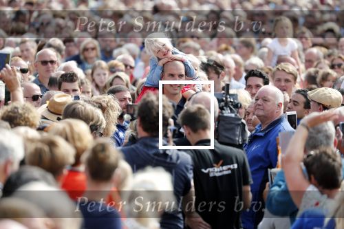 Waspik Waalwijk 26 augustus 2018
Huldiging Maarten v d Weijdenin Waalwijk en met familie bij zijn huis. Zijn vrouw Daisy en kinderen Phileine en Robien waren er natuurlijk bij.