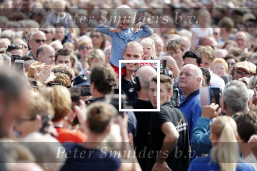 Waspik Waalwijk 26 augustus 2018
Huldiging Maarten v d Weijdenin Waalwijk en met familie bij zijn huis. Zijn vrouw Daisy en kinderen Phileine en Robien waren er natuurlijk bij.