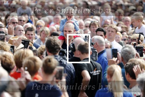 Waspik Waalwijk 26 augustus 2018
Huldiging Maarten v d Weijdenin Waalwijk en met familie bij zijn huis. Zijn vrouw Daisy en kinderen Phileine en Robien waren er natuurlijk bij.