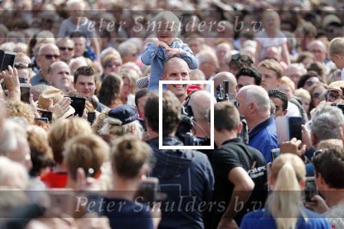 Waspik Waalwijk 26 augustus 2018
Huldiging Maarten v d Weijdenin Waalwijk en met familie bij zijn huis. Zijn vrouw Daisy en kinderen Phileine en Robien waren er natuurlijk bij.