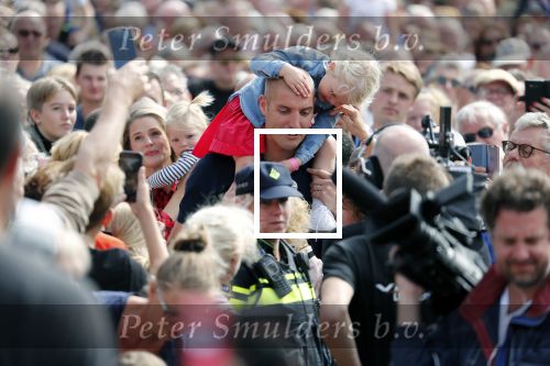 Waspik Waalwijk 26 augustus 2018
Huldiging Maarten v d Weijdenin Waalwijk en met familie bij zijn huis. Zijn vrouw Daisy en kinderen Phileine en Robien waren er natuurlijk bij.