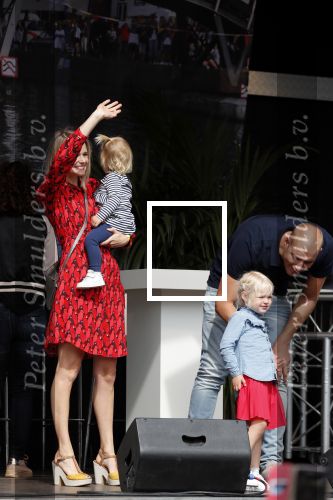 Waspik Waalwijk 26 augustus 2018
Huldiging Maarten v d Weijdenin Waalwijk en met familie bij zijn huis. Zijn vrouw Daisy en kinderen Phileine en Robien waren er natuurlijk bij.