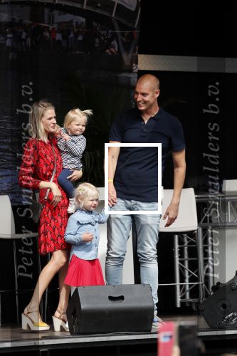 Waspik Waalwijk 26 augustus 2018
Huldiging Maarten v d Weijdenin Waalwijk en met familie bij zijn huis. Zijn vrouw Daisy en kinderen Phileine en Robien waren er natuurlijk bij.