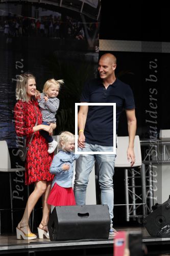 Waspik Waalwijk 26 augustus 2018
Huldiging Maarten v d Weijdenin Waalwijk en met familie bij zijn huis. Zijn vrouw Daisy en kinderen Phileine en Robien waren er natuurlijk bij.