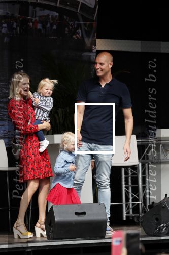 Waspik Waalwijk 26 augustus 2018
Huldiging Maarten v d Weijdenin Waalwijk en met familie bij zijn huis. Zijn vrouw Daisy en kinderen Phileine en Robien waren er natuurlijk bij.