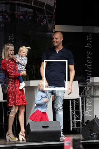 Waspik Waalwijk 26 augustus 2018
Huldiging Maarten v d Weijdenin Waalwijk en met familie bij zijn huis. Zijn vrouw Daisy en kinderen Phileine en Robien waren er natuurlijk bij.