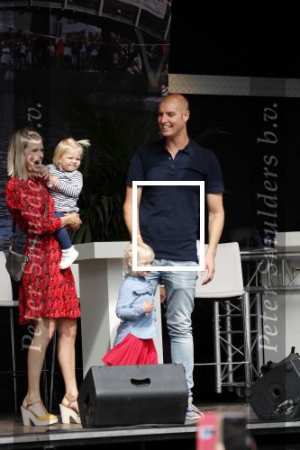 Waspik Waalwijk 26 augustus 2018
Huldiging Maarten v d Weijdenin Waalwijk en met familie bij zijn huis. Zijn vrouw Daisy en kinderen Phileine en Robien waren er natuurlijk bij.
