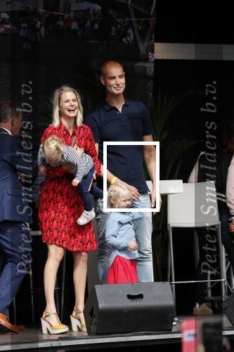 Waspik Waalwijk 26 augustus 2018
Huldiging Maarten v d Weijdenin Waalwijk en met familie bij zijn huis. Zijn vrouw Daisy en kinderen Phileine en Robien waren er natuurlijk bij.