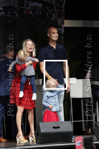 Waspik Waalwijk 26 augustus 2018
Huldiging Maarten v d Weijdenin Waalwijk en met familie bij zijn huis. Zijn vrouw Daisy en kinderen Phileine en Robien waren er natuurlijk bij.