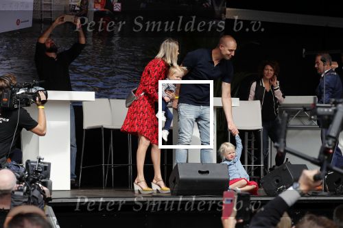 Waspik Waalwijk 26 augustus 2018
Huldiging Maarten v d Weijdenin Waalwijk en met familie bij zijn huis. Zijn vrouw Daisy en kinderen Phileine en Robien waren er natuurlijk bij.