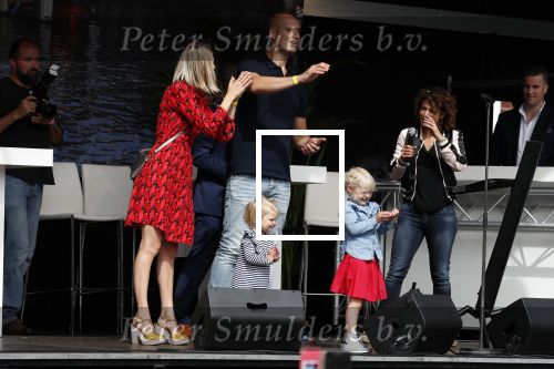 Waspik Waalwijk 26 augustus 2018
Huldiging Maarten v d Weijdenin Waalwijk en met familie bij zijn huis. Zijn vrouw Daisy en kinderen Phileine en Robien waren er natuurlijk bij.