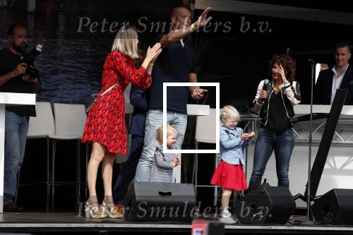 Waspik Waalwijk 26 augustus 2018
Huldiging Maarten v d Weijdenin Waalwijk en met familie bij zijn huis. Zijn vrouw Daisy en kinderen Phileine en Robien waren er natuurlijk bij.