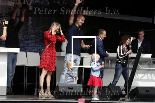 Waspik Waalwijk 26 augustus 2018
Huldiging Maarten v d Weijdenin Waalwijk en met familie bij zijn huis. Zijn vrouw Daisy en kinderen Phileine en Robien waren er natuurlijk bij.