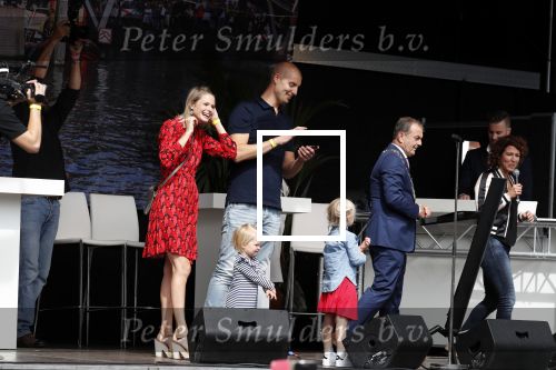 Waspik Waalwijk 26 augustus 2018
Huldiging Maarten v d Weijdenin Waalwijk en met familie bij zijn huis. Zijn vrouw Daisy en kinderen Phileine en Robien waren er natuurlijk bij.