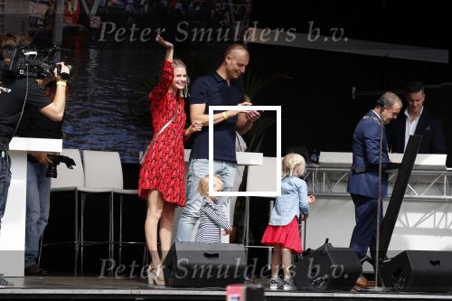 Waspik Waalwijk 26 augustus 2018
Huldiging Maarten v d Weijdenin Waalwijk en met familie bij zijn huis. Zijn vrouw Daisy en kinderen Phileine en Robien waren er natuurlijk bij.