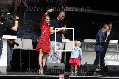 Waspik Waalwijk 26 augustus 2018
Huldiging Maarten v d Weijdenin Waalwijk en met familie bij zijn huis. Zijn vrouw Daisy en kinderen Phileine en Robien waren er natuurlijk bij.