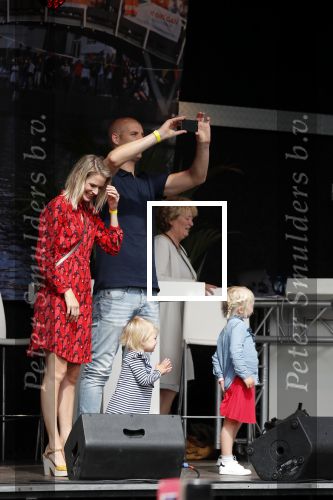 Waspik Waalwijk 26 augustus 2018
Huldiging Maarten v d Weijdenin Waalwijk en met familie bij zijn huis. Zijn vrouw Daisy en kinderen Phileine en Robien waren er natuurlijk bij.