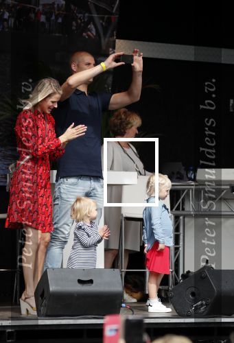 Waspik Waalwijk 26 augustus 2018
Huldiging Maarten v d Weijdenin Waalwijk en met familie bij zijn huis. Zijn vrouw Daisy en kinderen Phileine en Robien waren er natuurlijk bij.