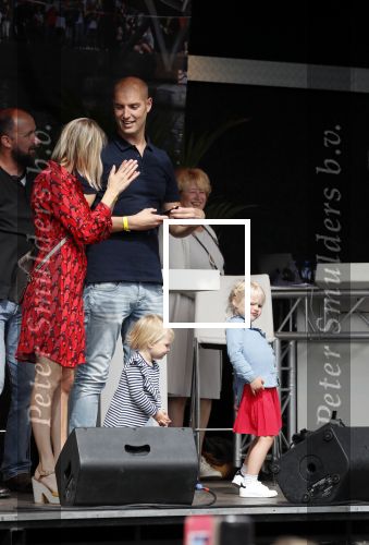 Waspik Waalwijk 26 augustus 2018
Huldiging Maarten v d Weijdenin Waalwijk en met familie bij zijn huis. Zijn vrouw Daisy en kinderen Phileine en Robien waren er natuurlijk bij.