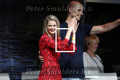 Waspik Waalwijk 26 augustus 2018
Huldiging Maarten v d Weijdenin Waalwijk en met familie bij zijn huis. Zijn vrouw Daisy en kinderen Phileine en Robien waren er natuurlijk bij.