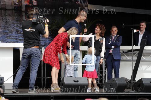 Waspik Waalwijk 26 augustus 2018
Huldiging Maarten v d Weijdenin Waalwijk en met familie bij zijn huis. Zijn vrouw Daisy en kinderen Phileine en Robien waren er natuurlijk bij.